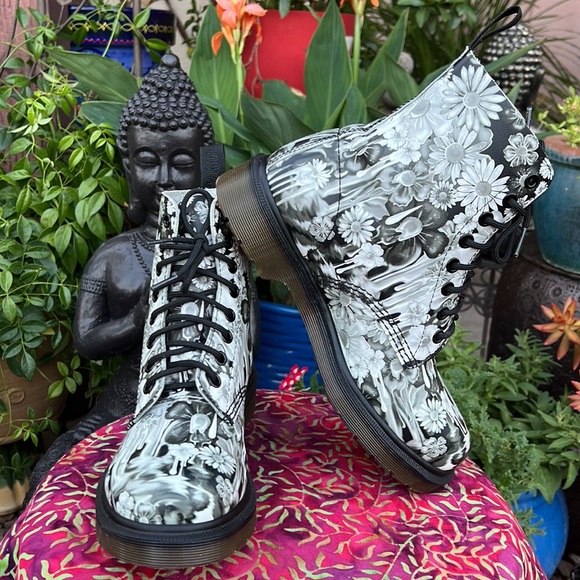 🌺 Rare Black & White Dr. Martens Slime Floral Drip Boots 🌺 - Picture 7 of 17